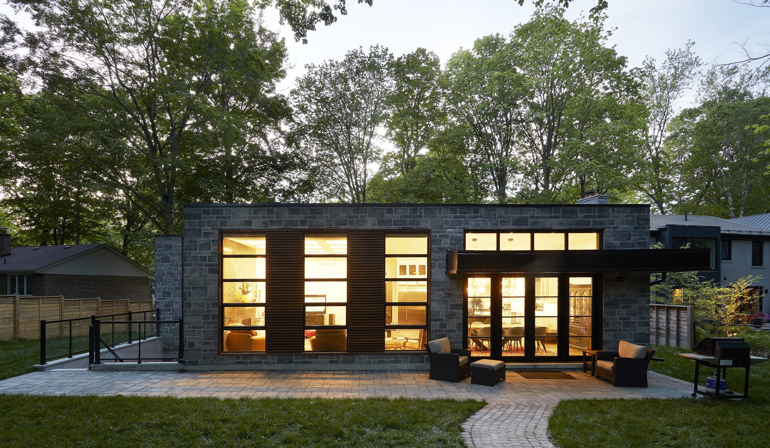 Forestview Bungalow extending across its wooded grounds