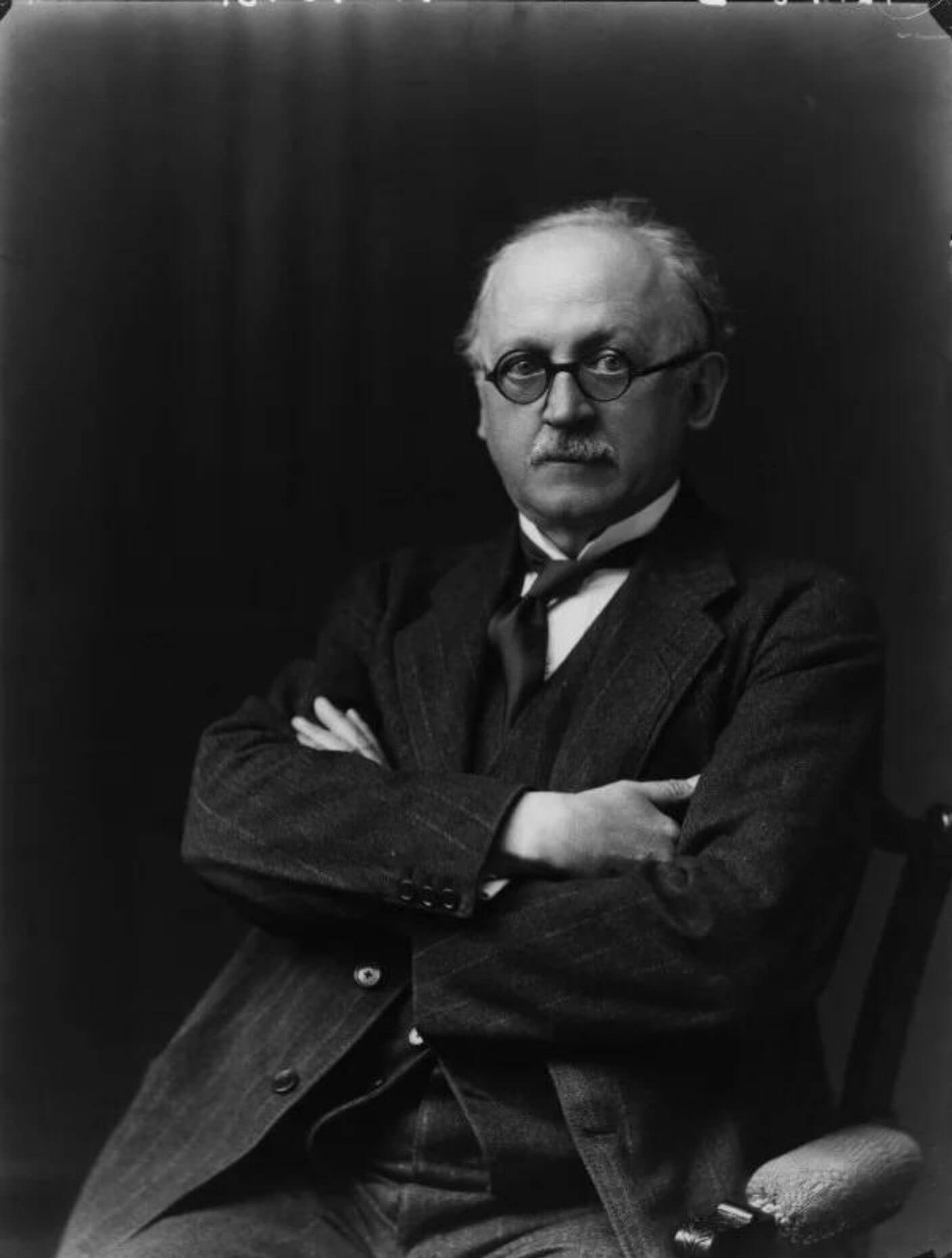 Black-and-white seated portrait accompanying the Lutyens profile