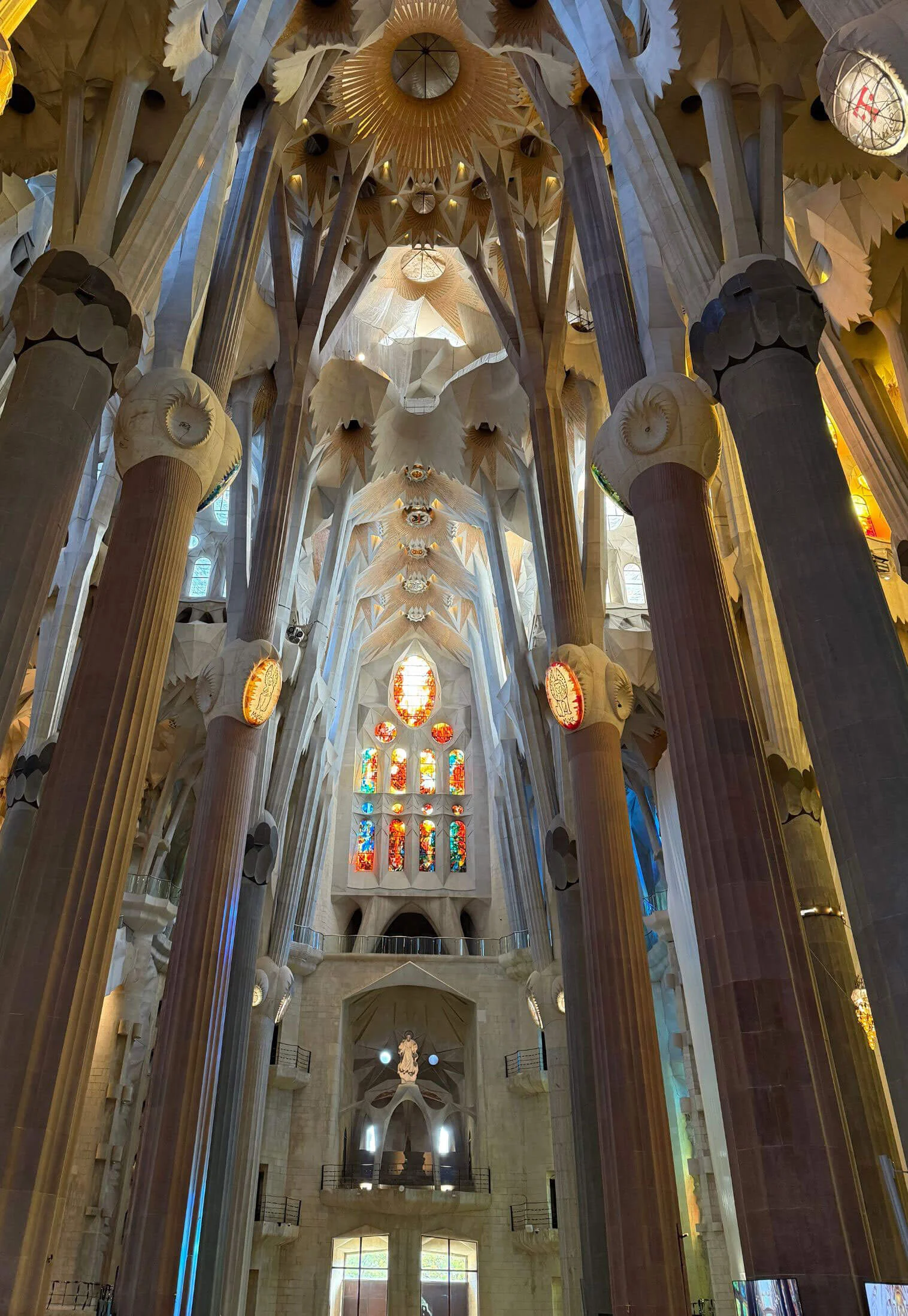 Long interior view between tree-like columns