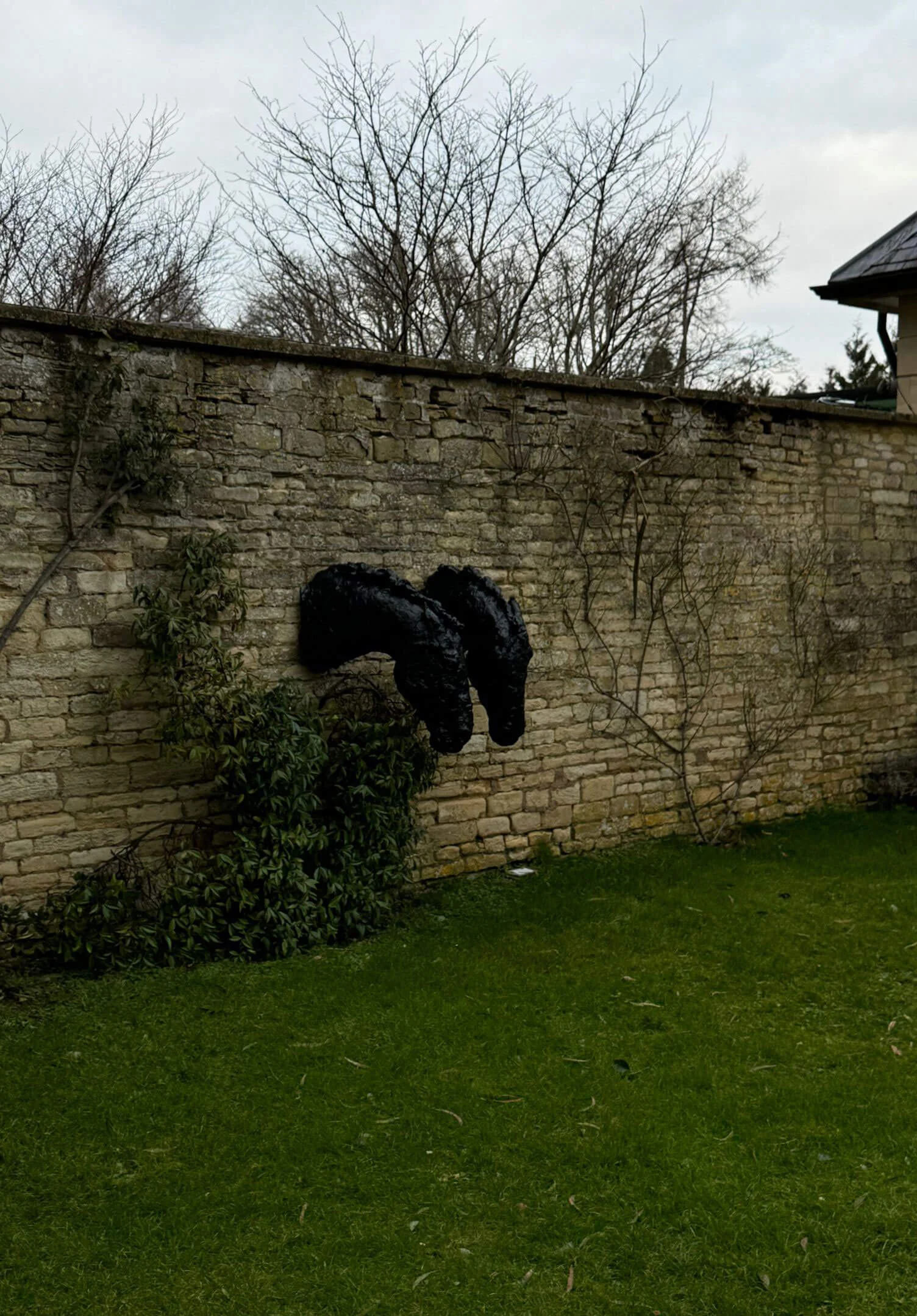 Garden wall with a small arched opening